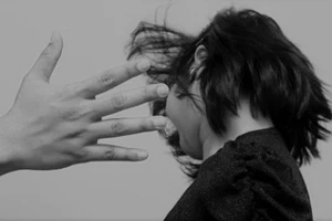 Ghi nhầm mã đề thi, HS bị cô giáo tát nhập viện 