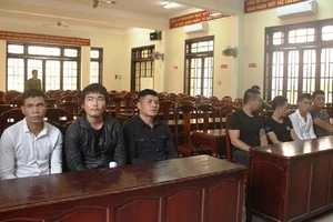 2 nhóm thanh niên 'nói chuyện' bằng dao, vỏ chai hơn 20 phút