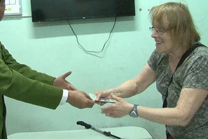 Giả bán hàng để trộm tiền khách nước ngoài tại trụ ATM