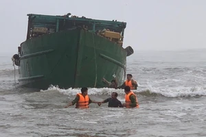 Cứu sống 4 thuyền viên trên tàu mắc cạn ở Phú Vang