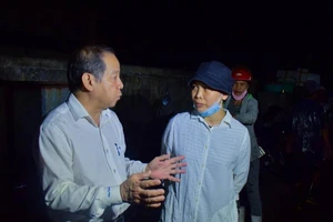 Chủ tịch tỉnh kiểm tra chốt kiểm dịch, lò mổ lúc rạng sáng