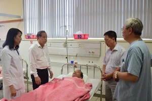 Chủ tịch tỉnh thăm hỏi người dân bị 'cát tặc' hành hung