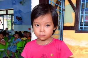 Tìm người thân cho bé gái bị lạc trên bãi biển Thuận An