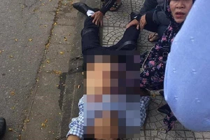 Bị nhắc khi vượt đèn đỏ, thiếu niên rút dao đâm người