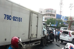 Xe tải lại tông hàng loạt xe dừng đèn đỏ