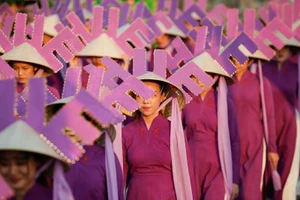 Sẽ họp đánh giá lại hình ảnh nón Huế bị 'cắm sừng'