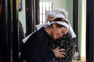 Người thân ở quê hương khóc tại lễ viếng Đại tướng Lê Đức Anh