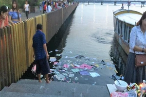 Xử lý nhóm người rải vàng mã xuống sông Hương