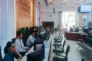 Cấm viên chức đeo tai nghe trong giờ làm