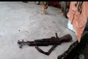 Sau tiếng nổ, 1 phụ nữ bị thương và bên cạnh có khẩu súng 