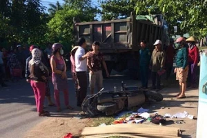 Va chạm với xe tải, 3 mẹ con thương vong