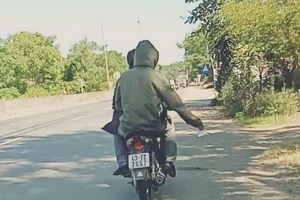 3 người rải tờ quảng cáo bị phạt hơn 15 triệu đồng