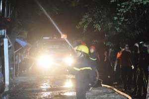 Xưởng gỗ, quán cafe ở Huế bốc cháy trong đêm