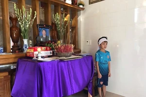  Vụ 5 ngư dân mất tích: Người thân để tang, lập bàn thờ