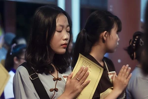 Xúc động nghi thức 'bông hồng cài áo' mùa Vu lan