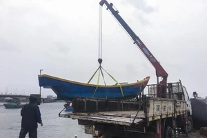 Cẩu thuyền lên bờ tránh bão số 4
