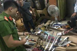 Ô tô chở đao, kiếm, dao găm... từ Hà Nội vào Nam