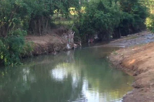 Hai anh em đuối nước tại con suối gần nhà