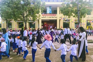 Học sinh vùng lũ Bình - Trị - Thiên khai giảng năm học mới