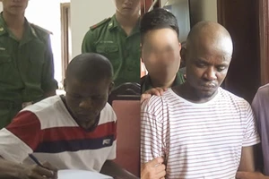 Bắt 2 người Nigeria vận chuyển gần 15 kg ma túy vào Việt Nam