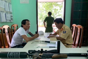 Người trên xe bảy chỗ chĩa súng sang ô tô khách