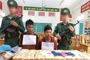 Bắt 2 người vận chuyển 100.000 viên ma túy vào Việt Nam
