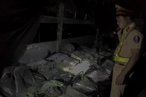 Hơn 24.000 gói thuốc lá lậu trong xe tải vi phạm giao thông