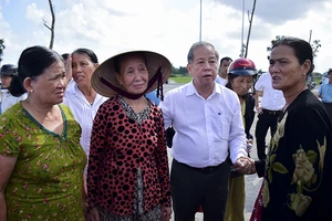 Chủ tịch Thừa Thiên-Huế dẫn người dân đi xem chỗ ở mới