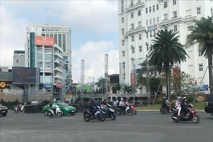 'To gan' dựng sân khấu chào mừng năm mới giữa QL1