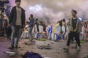 Bạn trẻ Huế tình nguyện nhặt rác sau lễ hội Countdown 2020