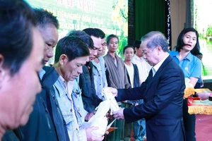 Chủ tịch Thừa Thiên-Huế gặp mặt 500 người đạp xích lô