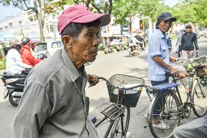Những ông lão đạp xe thồ vất vả mưu sinh ngày cuối năm