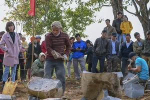 Độc đáo hội thi chẻ đá mồ côi ngày đầu xuân ở Quảng Trị
