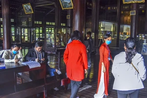 Huế: Nhân viên bảo tàng, du khách kín mít khẩu trang