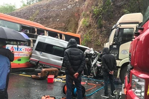 Tai nạn liên hoàn: Ô tô 16 chỗ bẹp dúm, 7 người thương vong