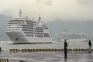 2 du thuyền chở 1.300 du khách cập cảng Chân Mây