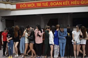 30 nam nữ dương tính ma túy trong quán karaoke