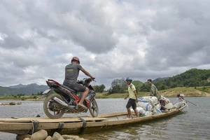 Nguy hiểm từ chuyến đò ngang trên sông Đakrông