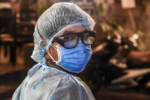 Lực lượng chức năng phun thuốc sát trùng tại khu vực phát hiện một ca dương tính COVID-19 vào ngày 8-3. Ảnh: NGUYỄN DO