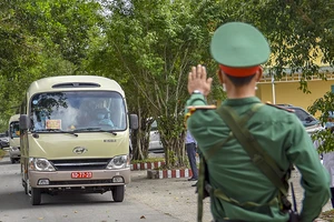 Hình ảnh tại buổi diễn tập đón người về từ vùng dịch. Ảnh: NGUYỄN DO