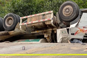 Xe trộn bê tông lao xuống vực, tài xế tử vong trong cabin