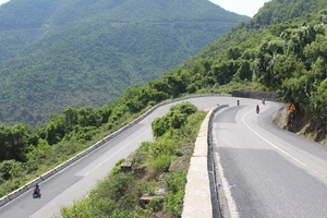 Lập chốt trên đèo Hải Vân nhắc nhở người dân hạn chế đi lại