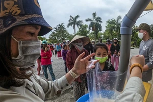 Sau lần đầu vỡ trận, 'ATM gạo' tại Huế đi vào hoạt động