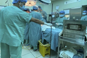 Một thợ xây dựng bị thanh sắt đâm xuyên người