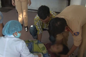 2 chiến sĩ CSGT cứu sống phụ nữ nhảy cầu