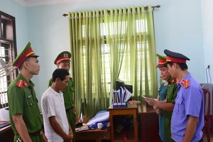 Cầm chày dọa đánh vợ, chồng bị bắt tạm giam