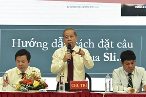 Chủ tịch tỉnh trò chuyện với học sinh về công nghệ thông tin