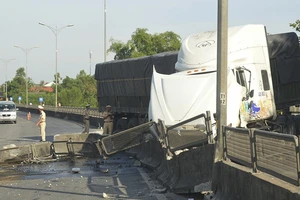 Tài xế dương tính ma túy đâm ô tô vào giải phân cách 