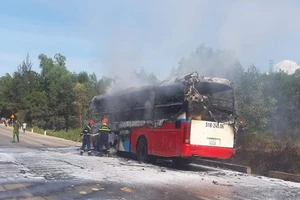 Lực lượng chức năng tiếp cạnh khống chế đám cháy. Ảnh: B.TRÂM