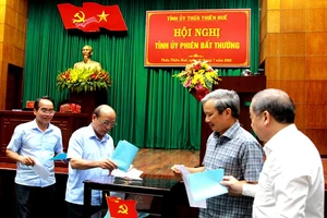 Các đại biểu bầu bổ sung chức danh Phó bí thư Tỉnh ủy Thừa Thiên-Huế nhiệm kỳ 2015-2020. Ảnh: Tỉnh ủy Thừa Thiên-Huế.